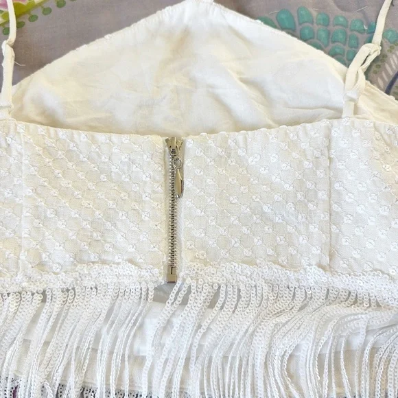 Elliatt Water Lily Top in size M in Ivory/White - Picture 10 of 11